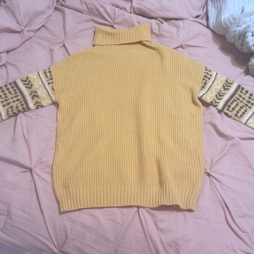 Yellow slouchy sweater ! Mock neck